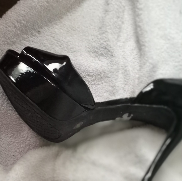 Shoes - Picture 7 of 9